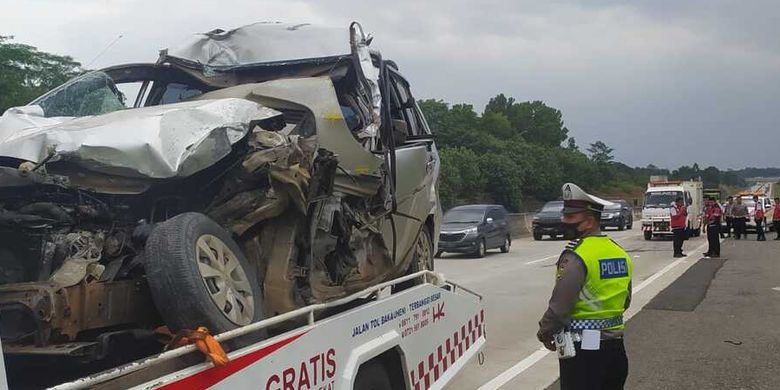 Lencana Polri dalam Mobil Bermuatan Ekstasi yang Laka di Tol