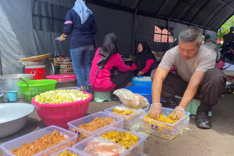 Kapolri Cicipi Makanan di Dapur Umum, Pastikan Gizi Pengungsi Terjaga