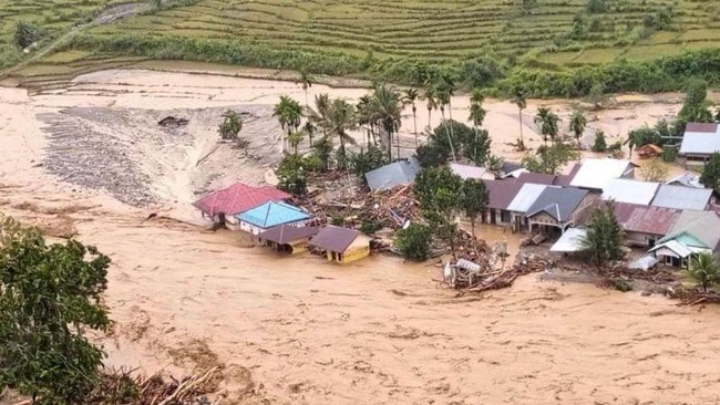 Akses Darat Putus Logistik untuk Korban Banjir di Langsa Dipasok Pakai KRI